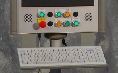 Cncbender operatorstation buttons keyboard.jpg